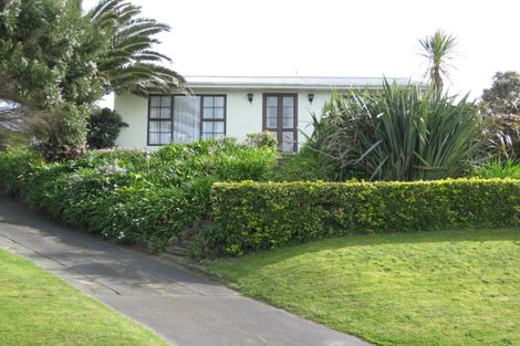 Photo of property in 17 Waitote Street, Castlecliff, Whanganui, 4501