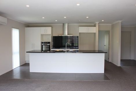 Photo of property in 2 Malbec Place, Huapai, Kumeu, 0810
