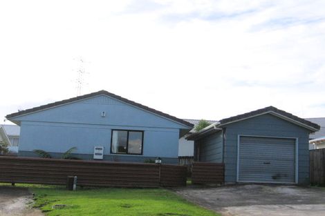 Photo of property in 2/9 Kirklow Place, Goodwood Heights, Auckland, 2105