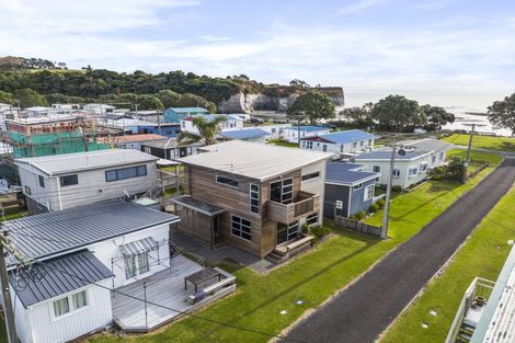 Photo of property in 68 Sixth Avenue, Urenui, 4377