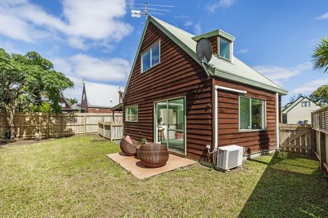Photo of property in 19 Caspian Close, New Lynn, Auckland, 0600