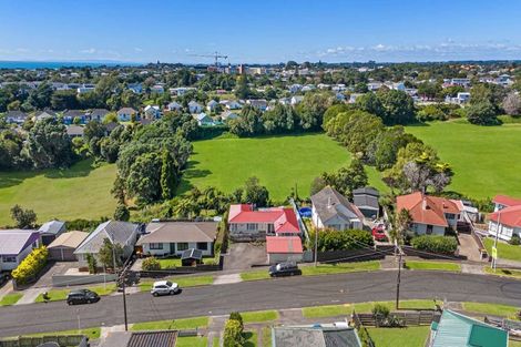 Photo of property in 24 Endeavour Street, Marfell, New Plymouth, 4310