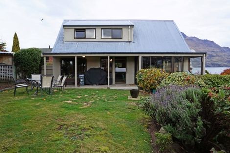 Photo of property in 77 Cedar Drive, Kelvin Heights, Queenstown, 9300