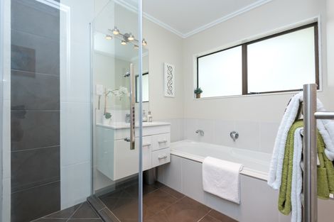 Photo of property in 11 Woodview Rise, Botany Downs, Auckland, 2010