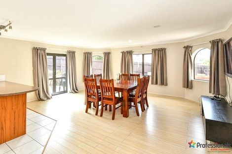 Photo of property in 36 Piper Place, Goodwood Heights, Auckland, 2105