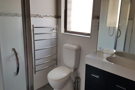 Photo of property in 2 Graham Collins Drive, Windsor Park, Auckland, 0632