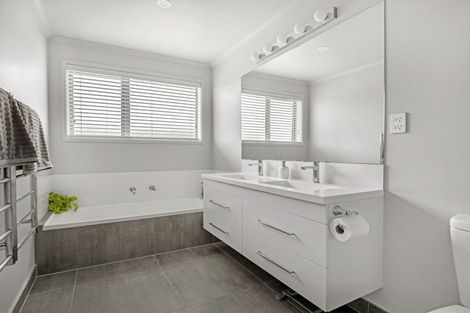 Photo of property in 18 Kaipara Lake Road, South Head, Helensville, 0874