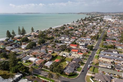 Photo of property in 8 Puriri Avenue, Orewa, 0931