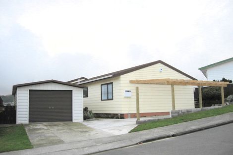 Photo of property in 18 Evesham Place, Newlands, Wellington, 6037
