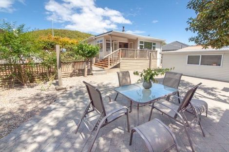 Photo of property in 271 Middleton Road, Glenside, Wellington, 6037