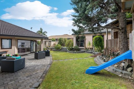 Photo of property in 11 Woodview Rise, Botany Downs, Auckland, 2010