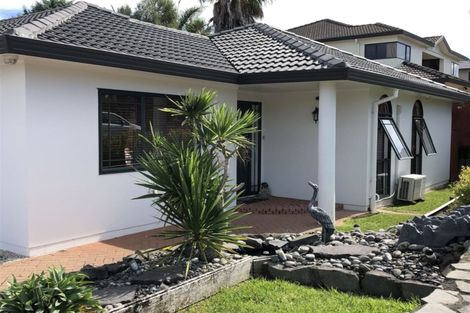 Photo of property in 1 Pistachio Place, Goodwood Heights, Auckland, 2105