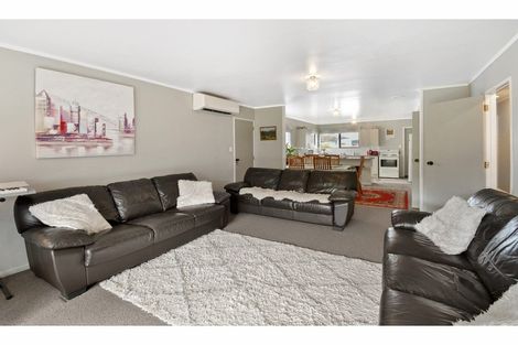 Photo of property in 2/8 Mcinnes Road, Weymouth, Auckland, 2103