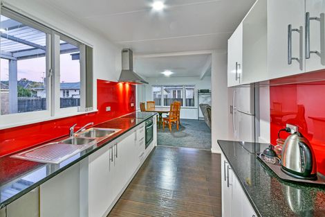 Photo of property in 2/49 Sutton Crescent, Papakura, 2110