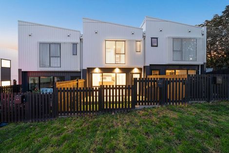 Photo of property in 2/16 Handley Avenue, Narrow Neck, Auckland, 0624