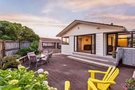 Photo of property in 137 Bradbury Road, Botany Downs, Auckland, 2010