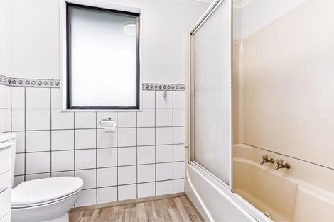 Photo of property in 2/4 Elizabeth Drive, West Harbour, Auckland, 0618