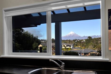 Photo of property in 15 Anderson Way, Highlands Park, New Plymouth, 4312