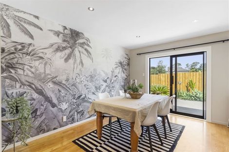 Photo of property in 2 Towra Place, Botany Downs, Auckland, 2010