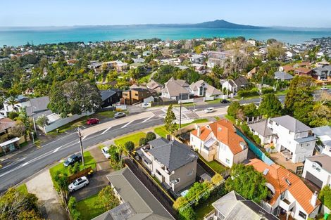 Photo of property in 210 East Coast Road, Forrest Hill, Auckland, 0620