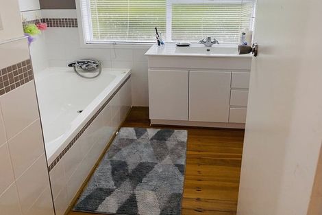 Photo of property in 13 Booralee Avenue, Botany Downs, Auckland, 2010