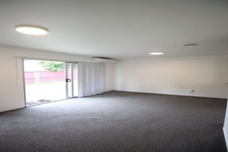 Photo of property in 2/587 Glenfield Road, Totara Vale, Auckland, 0629