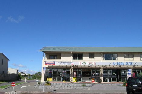 Photo of property in 70 Gunner Drive, Te Atatu Peninsula, Auckland, 0610