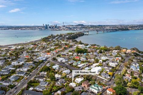 Photo of property in 13b Rodney Road, Northcote Point, Auckland, 0627