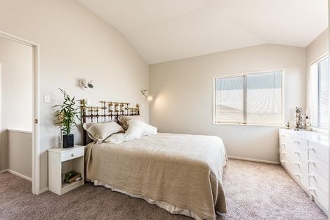 Photo of property in 2/25 Knights Road, Rothesay Bay, Auckland, 0630