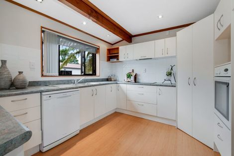 Photo of property in 15 Higham Ferrers Place, Red Beach, 0932