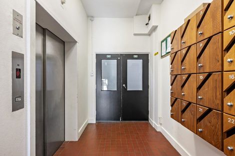 Photo of property in Endeavour Apartments, 11/125 Thorndon Quay, Pipitea, Wellington, 6011