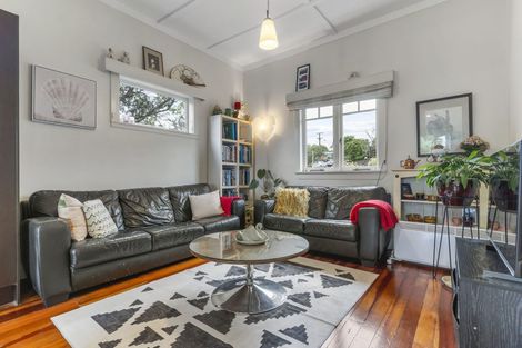 Photo of property in 37 Roberton Road, Avondale, Auckland, 1026