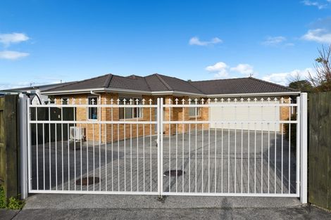 Photo of property in 106c Simpson Road, Henderson Valley, Auckland, 0614