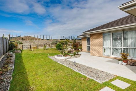 Photo of property in 14 Atlantic Drive, Fitzherbert, Palmerston North, 4410