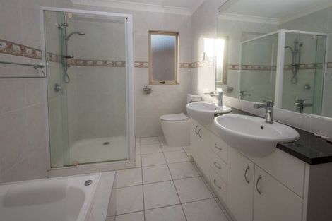 Photo of property in 42 Mandeville Place, Unsworth Heights, Auckland, 0632