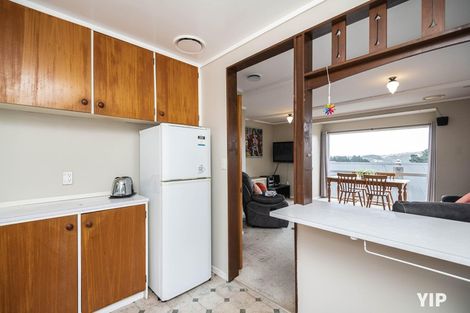 Photo of property in 52 Colchester Crescent, Newlands, Wellington, 6037