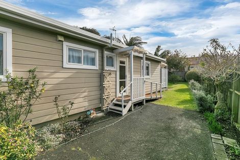 Photo of property in 2/218 Sunnynook Road, Totara Vale, Auckland, 0627