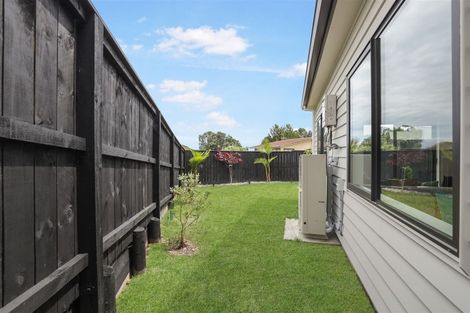 Photo of property in 5b Woodhouse Place, West Harbour, Auckland, 0618