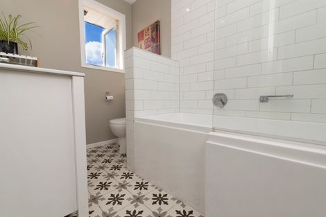 Photo of property in 14 Birdwood Road, Swanson, Auckland, 0612