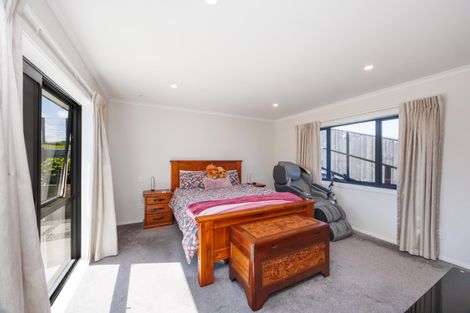 Photo of property in 42 Cyprus Place, Fitzherbert, Palmerston North, 4410