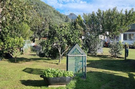 Photo of property in 53 Broadway, Picton, 7220