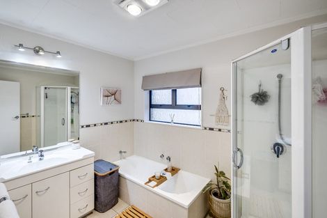 Photo of property in 4 Hetley Crescent, Taradale, Napier, 4112