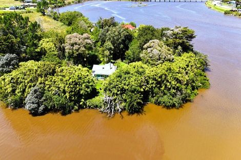 Photo of property in 72 Snodgrass Road, Westport, 7892