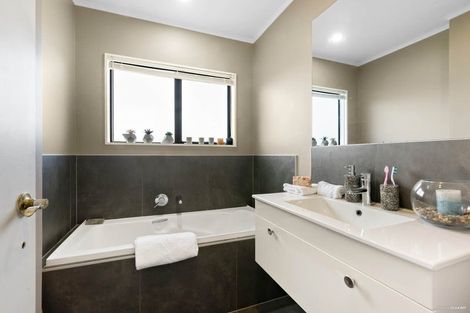 Photo of property in 37 Athena Drive, Totara Vale, Auckland, 0629