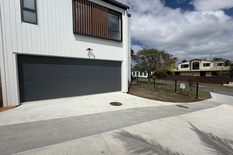 Photo of property in 5 Raphael Place, West Harbour, Auckland, 0618