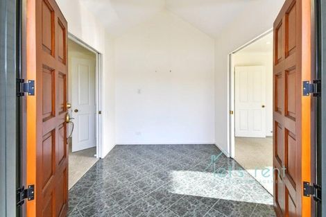 Photo of property in 2 Pat O'connor Place, Manurewa, Auckland, 2105