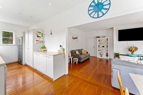 Photo of property in 2 Slater Road, South Head, Helensville, 0874