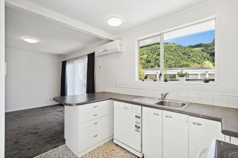 Photo of property in 9b Gemstone Drive, Birchville, Upper Hutt, 5018