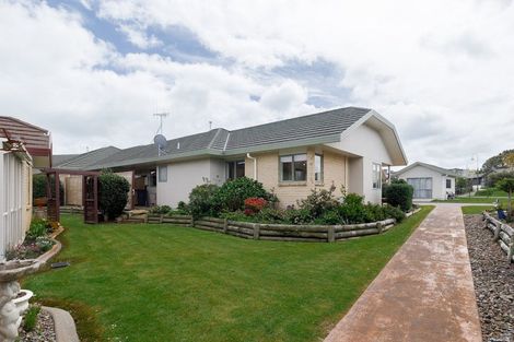 Photo of property in 5 Royal Fern, Kelvin Grove, Palmerston North, 4414