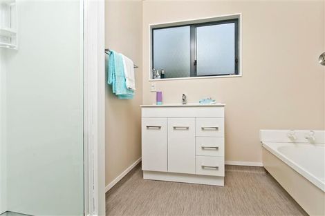 Photo of property in 106 Unsworth Drive, Unsworth Heights, Auckland, 0632